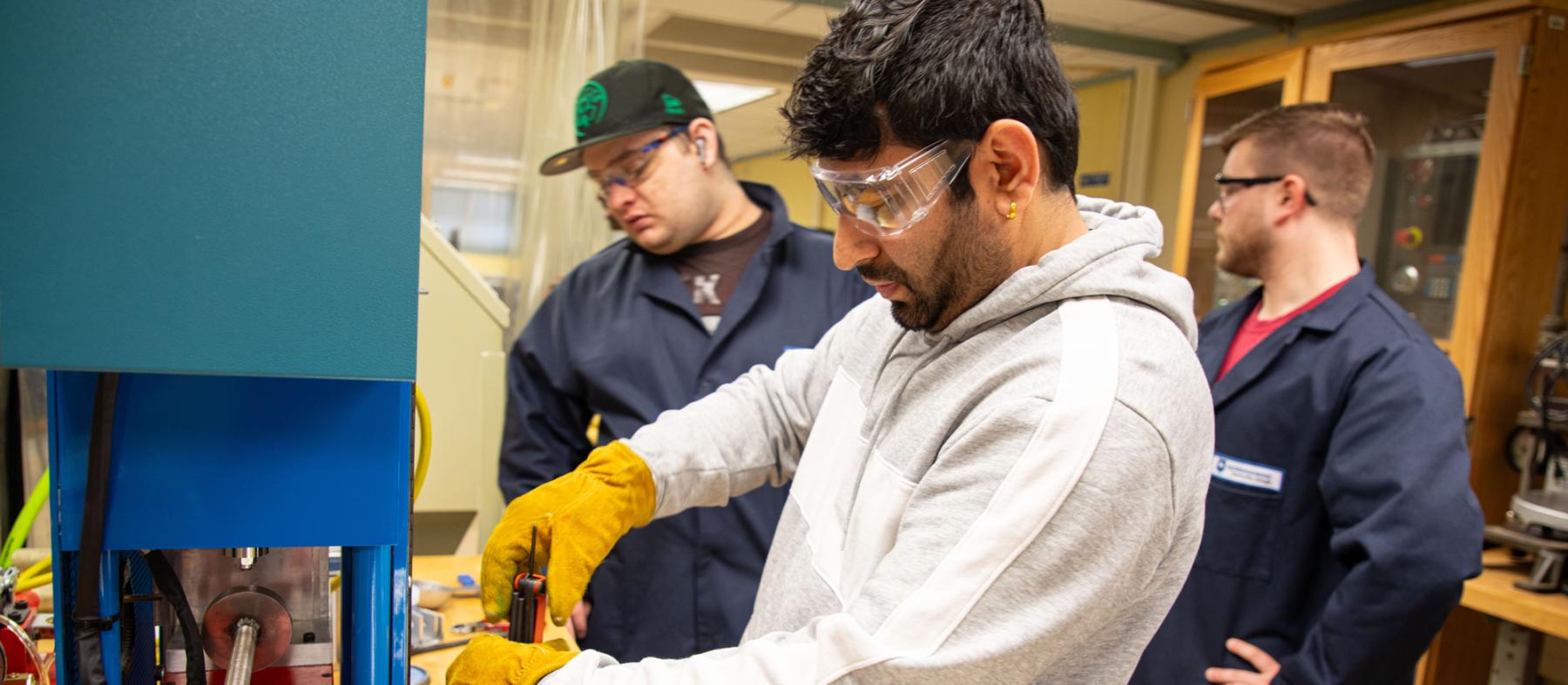 Students working in a Manufacturing lab